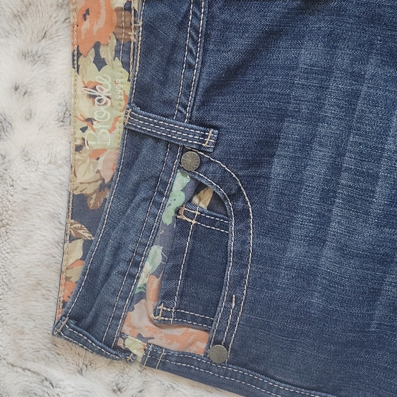 Floral detail jean shorts - Picture 5 of 12